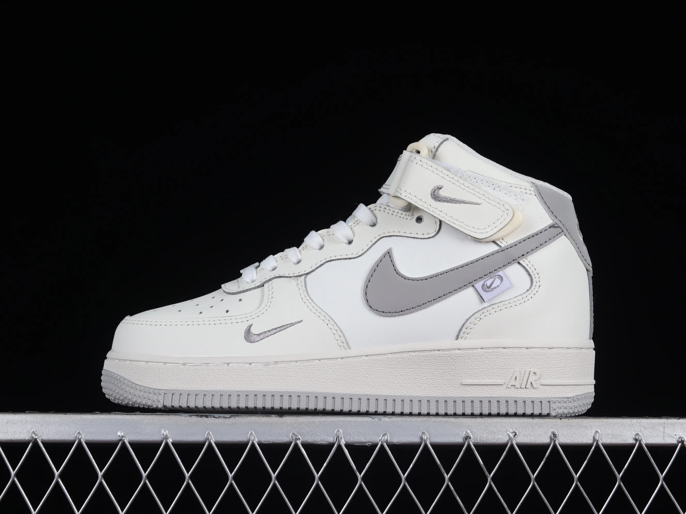 All categories Nk Air Force 1 Air Force series Nk Air Force 1 Mid Nk Air Force 1'07 Mid "Silver Snow" Air Force 1 mid-top sports and leisure sneakers FB1869-011